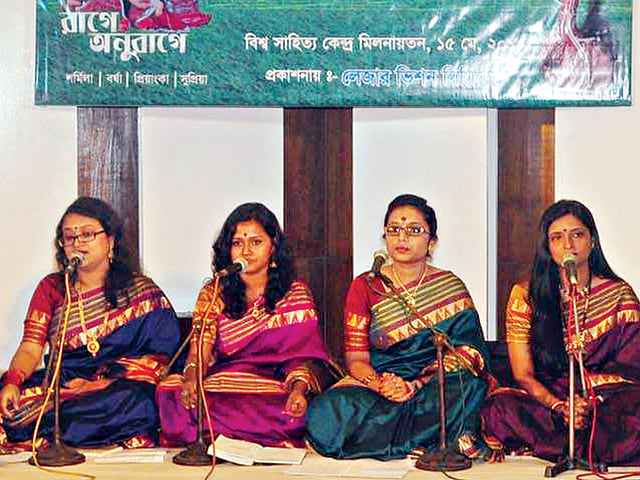 মোড়ক উন্মোচন শেষে গাইছেন শিল্পীরা