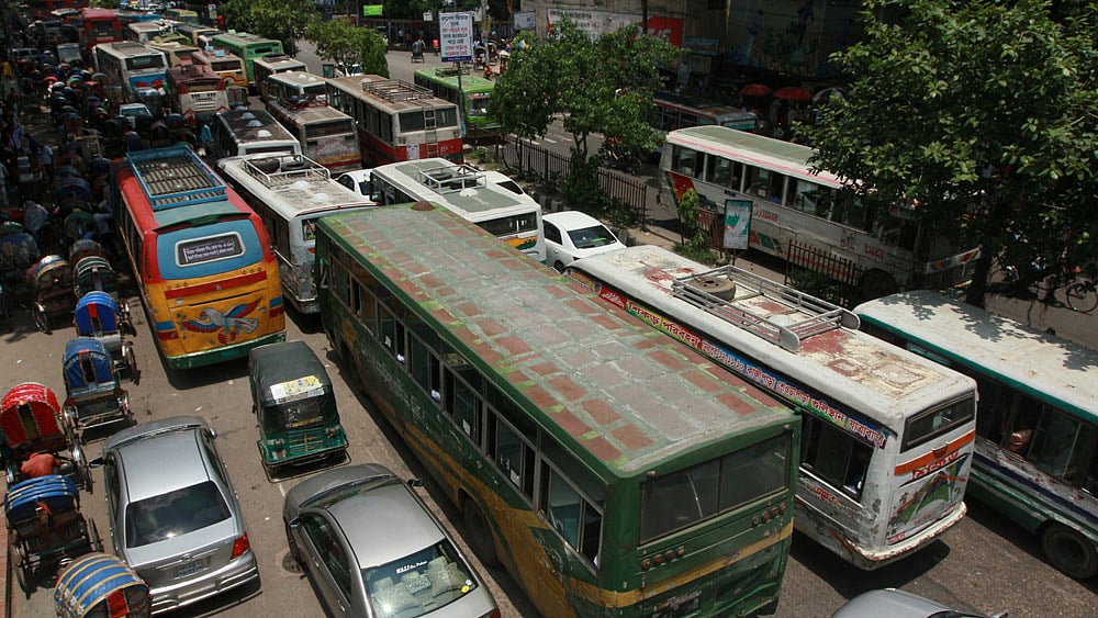 আজ সকাল থেকে রাজধানীর বিভিন্ন সড়কে প্রচণ্ড যানজট। এতে বিভিন্ন গন্ত্যেবে যেতে নগরবাসীকে দুর্ভোগ পোহাতে হচ্ছে। ছবিটি বেলা সোয়া ১১টার দিকে জাতীয় প্রেসক্লাবের সামনের সড়ক থেকে তোলা। ছবি: জাহিদুল করিম