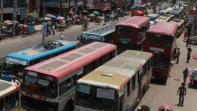 জাতীয় প্রেসক্লাবের সামনের সড়কে যানজটে আটকে আছে গাড়ি। ছবিটি আজ বেলা সোয়া ১১টার দিকে তোলা। সকাল থেকে রাজধানীর বিভিন্ন সড়কে যানজট থাকায় কর্মব্যস্ত যাত্রীদের দুর্ভোগ পোহাতে হচ্ছে। ছবি: জাহিদুল করিম