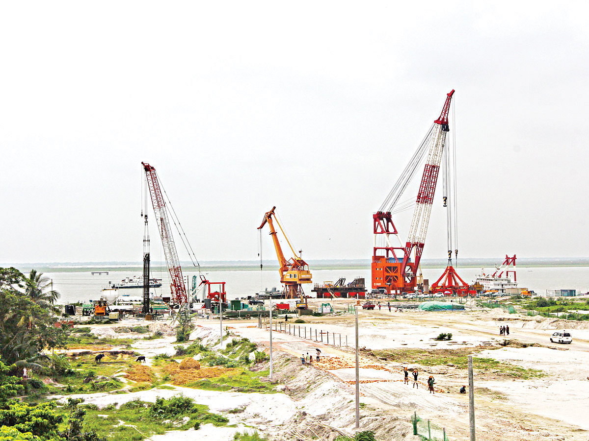 মূল সেতুর পরীক্ষামূলক পাইলিংয়ের কাজ চলছে। মাওয়া চৌরাস্তার এই দিক দিয়েই হবে পদ্মা সেতু। গত শুক্রবার ছবিটি তুলেছেন জাহিদুল করিম