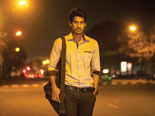 কাজের কারণে বাধ্য হয়েই রাত জাগতে হয়। তাই কাজে যাওয়ার আগে ও ফেরার পরে ঘুমিয়ে নিতে হবে। মডেল: মেহেদী যুবরাজ। ছবি: কবির হোসেন