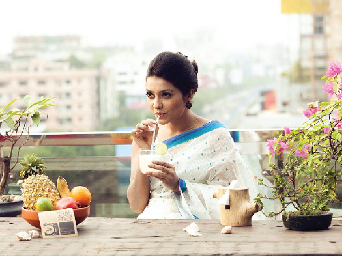 গরমে শরীরের পানির ঘাটতি পূরণে পানি ও পা​নীয় বেশি পরিমাণে পান করতে হবে। মডেল: ইশিকা, ছবি: অধুনা