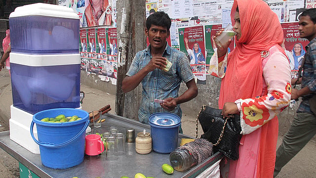 গরমে স্বস্তি পেতে ঠান্ডা শরবত পান করছেন এক পথচারি। ছবিটি রাজধানীর জগন্নাথ বিশ্ববিদ্যালয়ের সামনের সড়ক থেকে তোলা। ছবি: মনিরুল আলম
