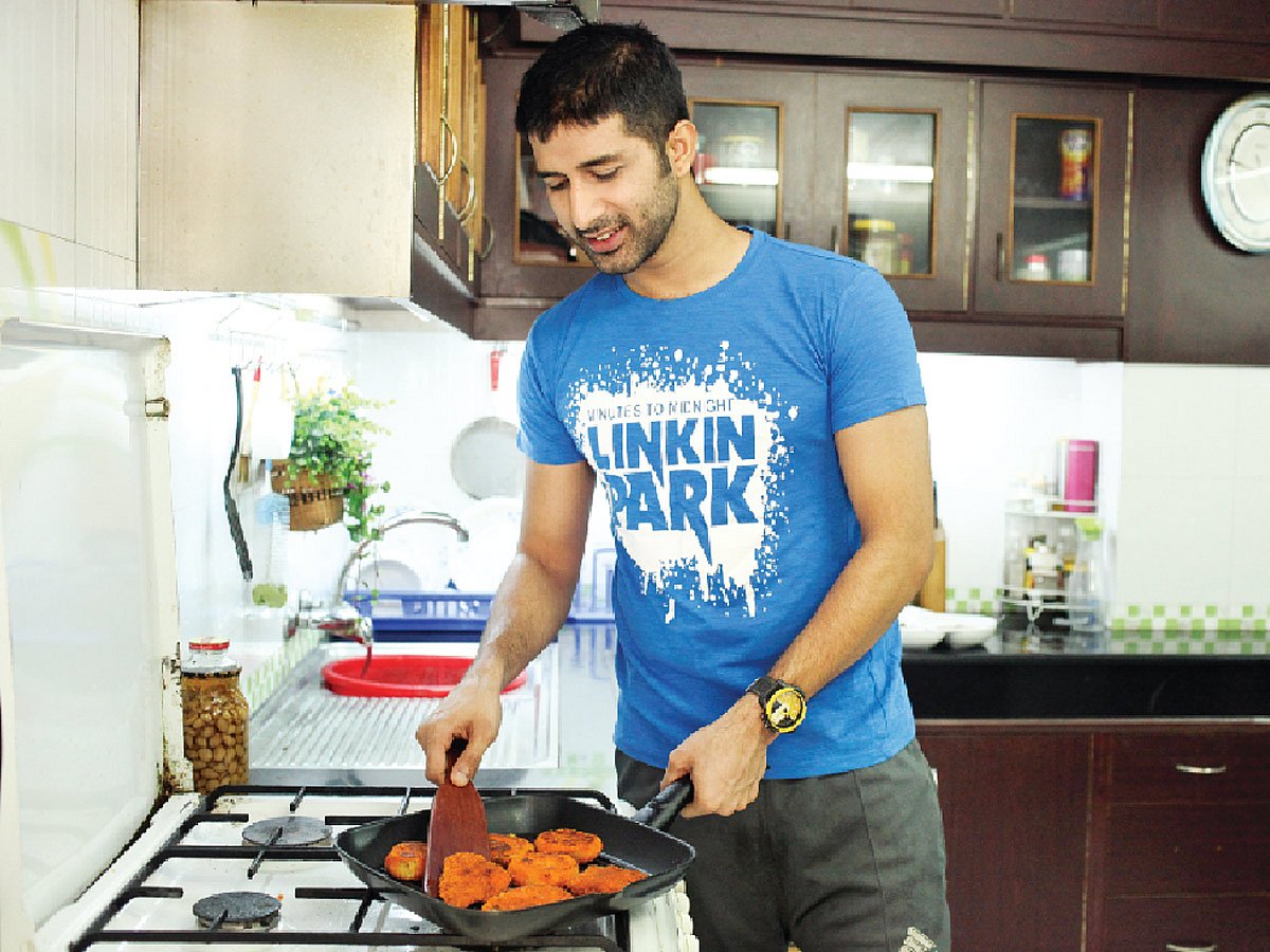 নিজেদেরই কাজ, ছেলে–মেয়ে যে কেউই করতে পারে। মডেল: ইমরান, ছবি: সুমন ইউসুফ