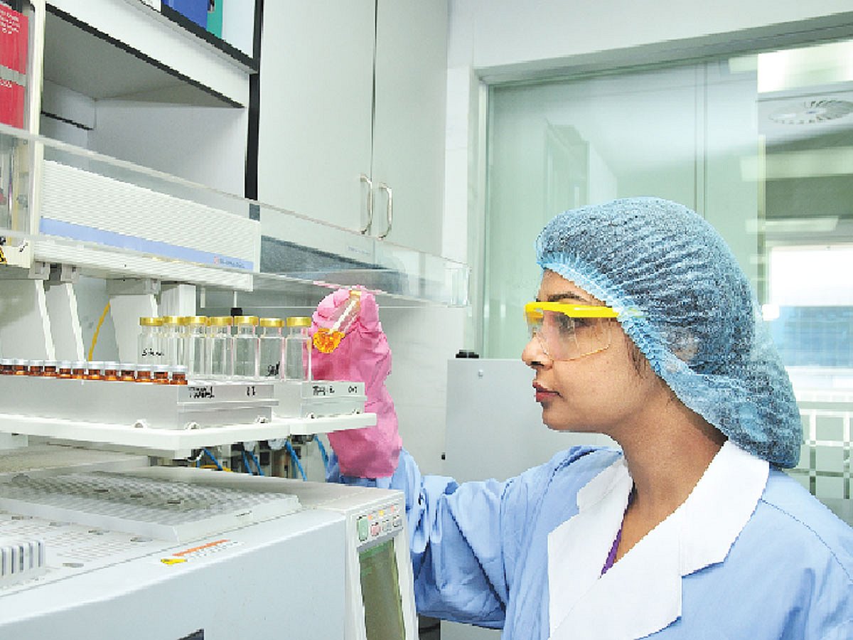 একজন কেমিস্টের কাজের ক্ষেত্র অনেক। প্রায় প্রতিটি সেক্টরে, হোক তা খাদ্যদ্রব্য উৎপাদনকারী প্রতিষ্ঠান কিংবা বিলাসদ্রব্য, সবখানেই কেমিস্টের প্রয়োজন হয় l ছবি: এসকেএফের সৌজন্যে