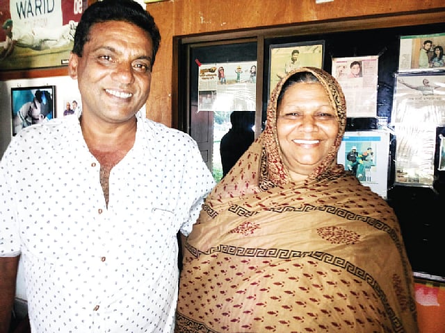 মাশরাফির বাবা গোলাম মুর্তজা ও মা হামিদা মুর্তজা