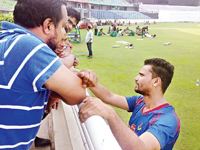 ঢাকায় অনুশীলনের ফাঁকে সাংবাদিকদের সঙ্গে মাশরাফি। ছবি: তারেক মাহমুদ