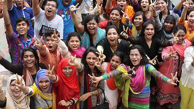 এসএসসিতে ফলাফলে দ্বিতীয় স্থান অধিকার করা রাজউক উত্তরা মডেল স্কুল অ্যান্ড কলেজের শিক্ষার্থীদের উল্লাস। ছবিটি আজ বিকেলের। ছবি: সাইফুল ইসলাম