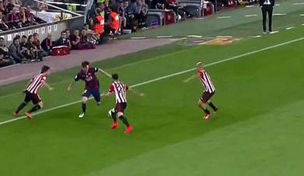 তিনজনের ঘিরে ধরা জাল থেকে বল বের করে আনছেন মেসি। ভিডিও থেকে নেওয়া