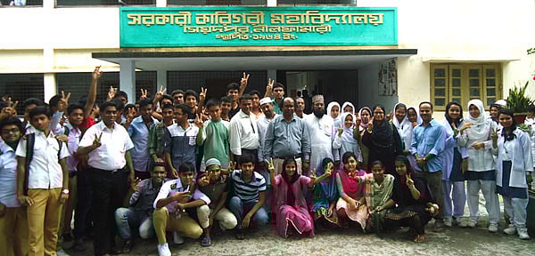 এবারের এসএসসি পরীক্ষায় দিনাজপুর শিক্ষা বোর্ডে পঞ্চম স্থান পাওয়ায় নীলফামারীর সৈয়দপুর সরকারি কারিগরি হাইস্কুল অ্যান্ড কলেজের শিক্ষার্থী ও শিক্ষার্থীদের উচ্ছ্বাস l ছবি: প্রথম আলো