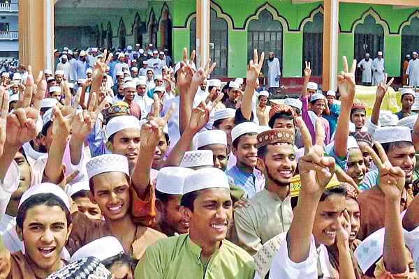 সারা দেশে দাখিল পরীক্ষায় দ্বিতীয় স্থান অর্জন করেছে ঝালকাঠির এন এস কামিল মাদ্রাসা। আর জিপিএ-৫ পাওয়ায় তাদের উচ্ছ্বাস একটু অন্য রকম। হাত উঁচিয়ে আনন্দ করছে তারা। গতকাল দুপুরে তোলা ছবি l প্রথম আলো