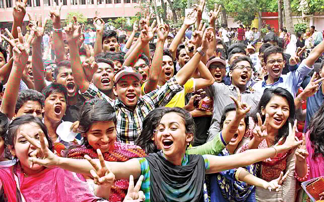ফল শোনার পর উচ্ছ্বসিত মতিঝিল আইডিয়াল স্কুল অ্যান্ড কলেজের শিক্ষার্থীরা। শিক্ষাপ্রতিষ্ঠানটি ঢাকা বোর্ডে এবার তৃতীয় স্থান অর্জন করেছে l ছবি: প্রথম আলো