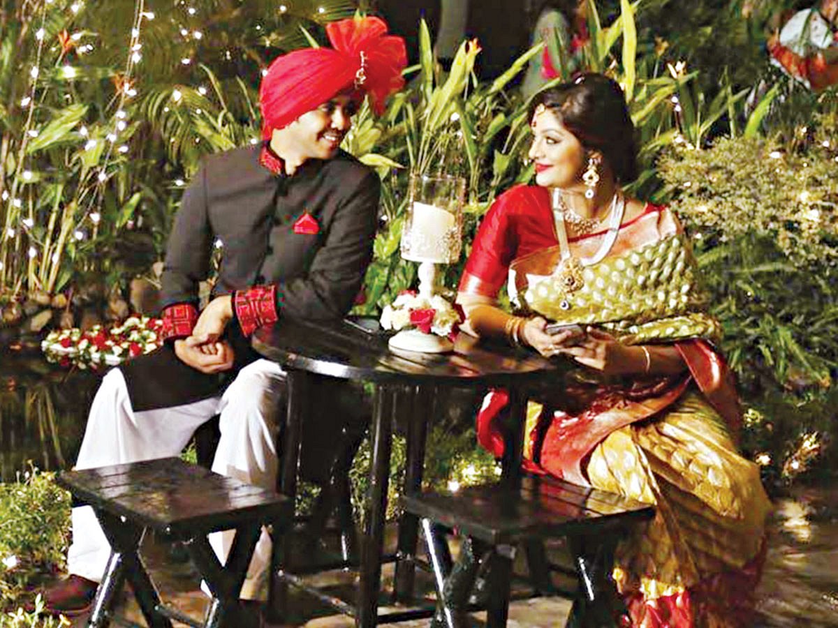 নবদম্পতি ক​ণ্ঠশিল্পী এলিটা করিম ও নির্মাতা আশফাক নিপুণ