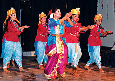 স্কুল অব ওরিয়েন্টাল ডান্সের নৃত্যনাট্য চিত্রাঙ্গদার একটি দৃশ্যে শুভ্রা সেনগুপ্তা ও সহশিল্পীরা l প্রথম আলো