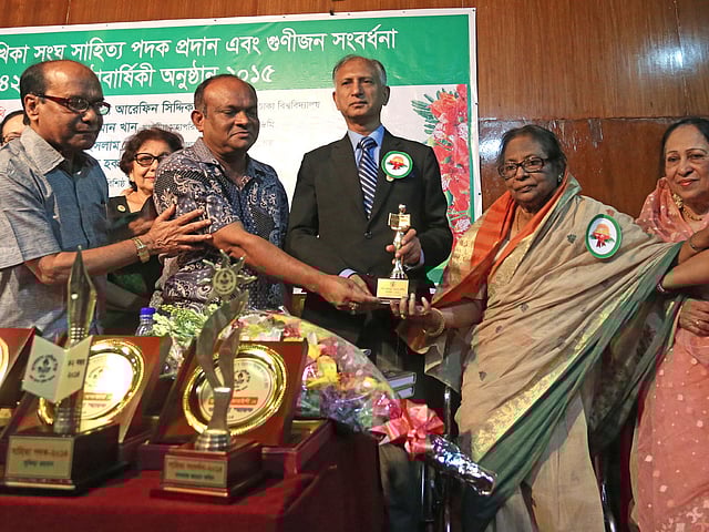 বাংলাদেশ লেখিকা সংঘের ৪২তম প্রতিষ্ঠাবার্ষিকী উপলক্ষে আয়োজিত সাহিত্য পদক ও গুণীজন সংবর্ধনা আজ সকালে জাতীয় জাদুঘরে অনুষ্ঠিত হয়েছে। এবার কবি তাইবুন নাহার রশীদ স্বর্ণপদক পেয়েছেন কবি জাহানারা আরজু। ছবি: সাইফুল ইসলাম