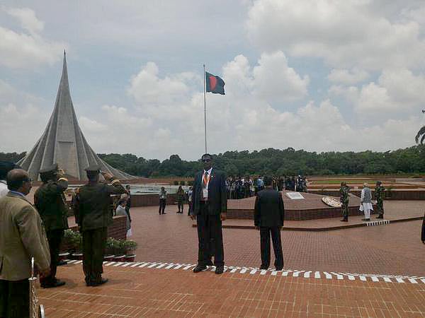 সাভারে জাতীয় স্মৃতিসৌধে একাত্তরের শহীদদের প্রতি শ্রদ্ধা জানাচ্ছেন ভারতের প্রধানমন্ত্রী নরেন্দ্র মোদি। ছবি: পিএমও ইন্ডিয়া