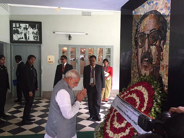 রাজধানীর ধানমন্ডিতে বঙ্গবন্ধু স্মৃতি জাদুঘর পরিদর্শনের সময় জাতির জনক বঙ্গবন্ধু শেখ মুজিবুর রহমানের প্রতি শ্রদ্ধা জানান ভারতের প্রধানমন্ত্রী নরেন্দ্র মোদি। ছবি: পিএমও ইন্ডিয়া
