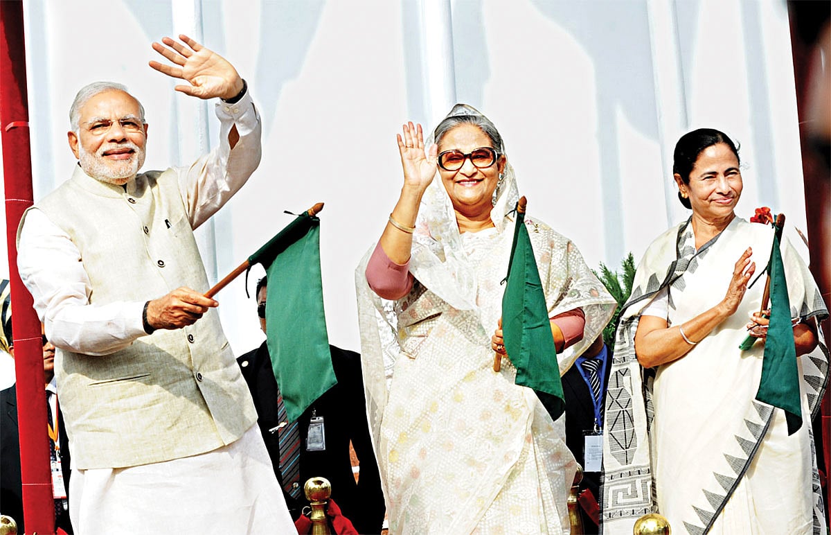 পতাকা উড়িয়ে বাসের যাত্রীদের বিদায় জানাচ্ছেন তিন নেতা নরেন্দ্র মোদি, শেখ হাসিনা ও মমতা বন্দ্যোপাধ্যায়। ঢাকায় প্রধানমন্ত্রীর কার্যালয়ে গতকাল উদ্বোধন করা হয় ঢাকা-শিলং-গুয়াহাটি এবং কলকাতা-ঢাকা-আগরতলা বাস চলাচল l ছবি: বাসস