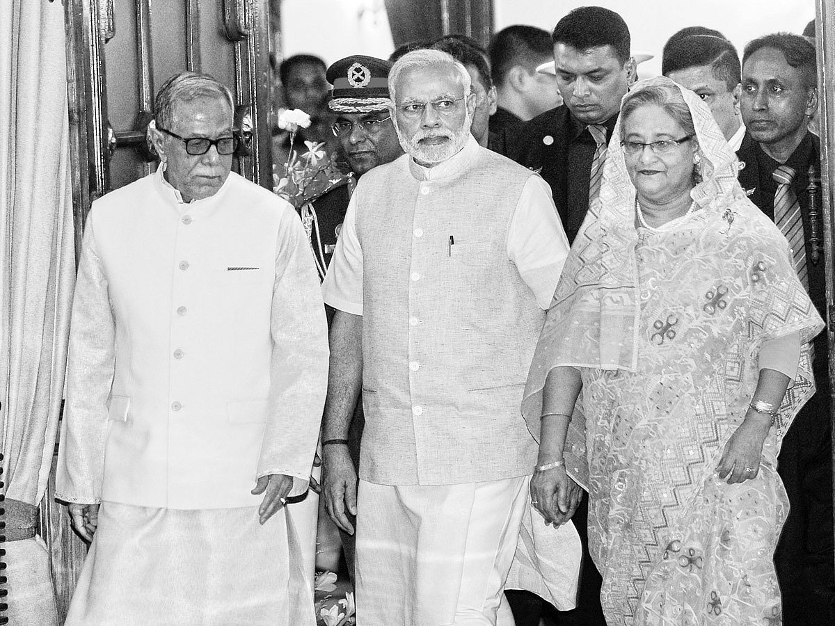 রোববার বঙ্গভবনে রাষ্ট্রপতির আবদুল হামিদের সঙ্গে ভারতের প্রধানমন্ত্রী নরেন্দ্র মোদি ও বাংলাদেশের প্রধানমন্ত্রী শেখ হাসিনা