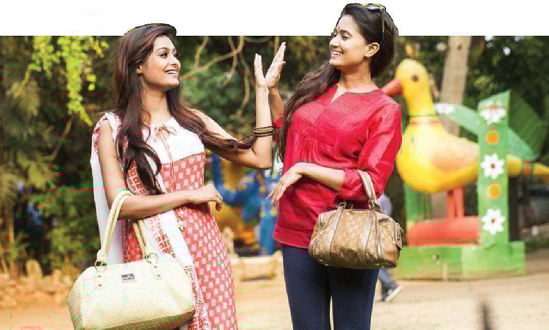 উচ্ছ্বল তারুণ্যে অনেক সময় নিজের ইচ্ছেই বড় মনে হয়। মডেল: সূচনা ও সায়রা। ছবি: কবির হোসেন