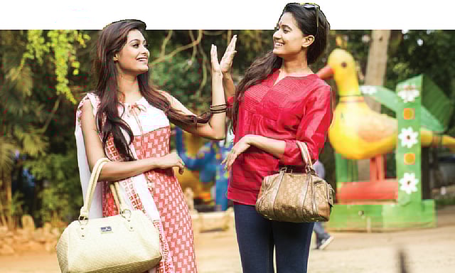 উচ্ছ্বল তারুণ্যে অনেক সময় নিজের ইচ্ছেই বড় মনে হয়। মডেল: সূচনা ও সায়রা। ছবি: কবির হোসেন