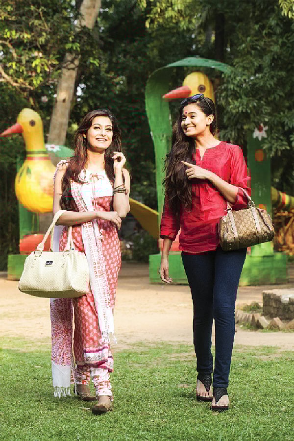 উচ্ছ্বল তারুণ্যে অনেক সময় নিজের ইচ্ছেই বড় মনে হয়। মডেল: সূচনা ও সায়রা। ছবি: কবির হোসেন