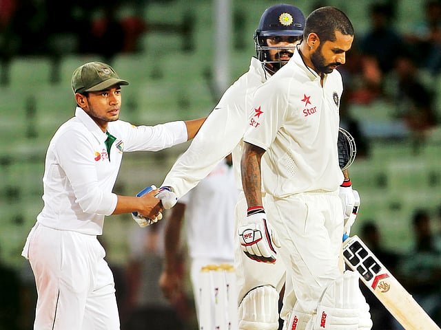 বাংলাদেশের বোলারদের হতাশায় পুড়িয়ে মাঠ ছাড়লেন ধাওয়ান ও বিজয়। তারপরও তাঁদের সম্মান জানাতে ভুললেন না মুশফিক l ছবি: শামসুল হক