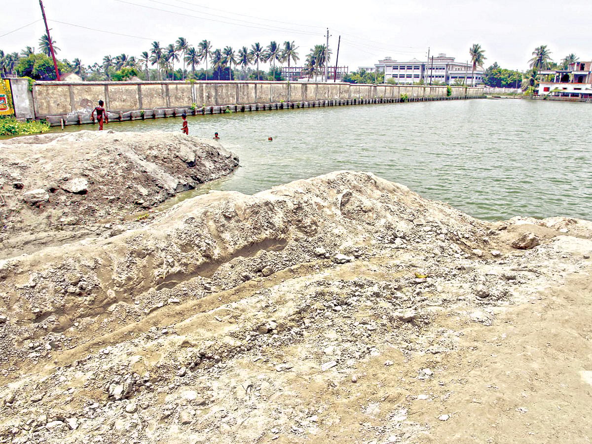 যশোর শহরের বেজপাড়া এলাকায় যশোর সফটওয়্যার টেকনোলজি পার্কের স্থাপনা নির্মাণের জন্য জলাশয় ভরাট করা হচ্ছে। ছবিটি গতকাল সকালে তোলা l প্রথম আলো