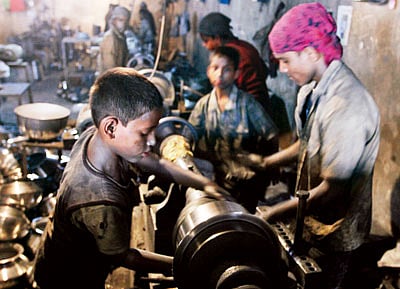 চট্টগ্রাম নগরের মুরাদপুরের একটি অ্যালুমিনিয়াম কারখানায় কাজ করছে এক​ শিশু। গতকাল সকালে তোলা ছবি l প্রথম আলো