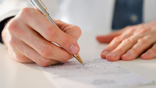 প্রেসক্রিপশন স্পষ্টভাবে লেখা, বড় হাতের অক্ষরে লেখার পাশাপাশি ওষুধের জেনেরিক নাম লেখারও বিধান হতে পারে ভারতে।