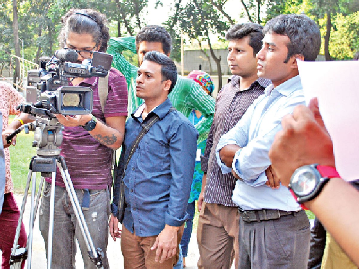 ব্যবহারিক ক্লাস করছেন কজন প্রশিক্ষণার্থী