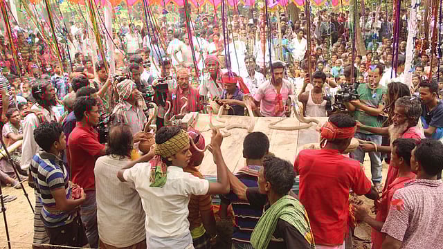 ১০টি সাপুরের দল অনেকগুলো সাপ নিয়ে খেলা দেখাচ্ছেন। ছবি: তৌহিদী হাসান