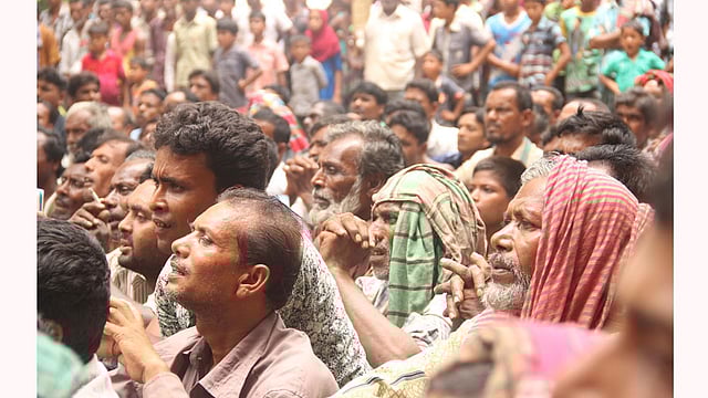 একমনে খেলা দেখছেন দর্শকেরা। ছবি: তৌহিদী হাসান