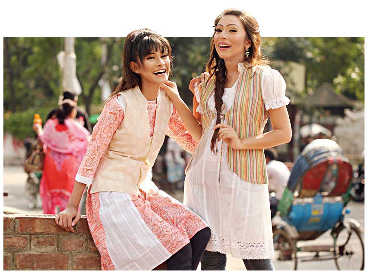 এই গরমেও চলছে হালকা নকশার কটি। মডেল: ইন্দ্রানী ও অবনী, পোশাক: কাপড়–ই বাংলা, ছবি: সুমন ইউসুফ