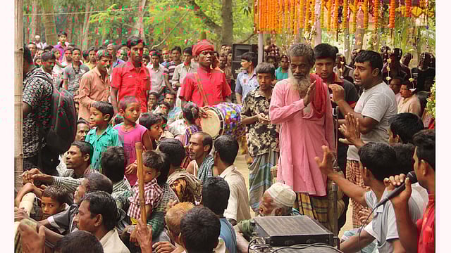 ঝাপান খেলায় অংশ নিতে গান গাইতে গাইতে ঢুকছেন সাপুড়েরা। ছবি: তৌহিদী হাসান