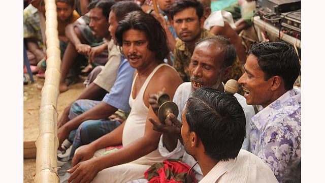 খেলার সঙ্গে চলছে সাপুড়েদের গান-বাজনা। ছবি: তৌহিদী হাসান