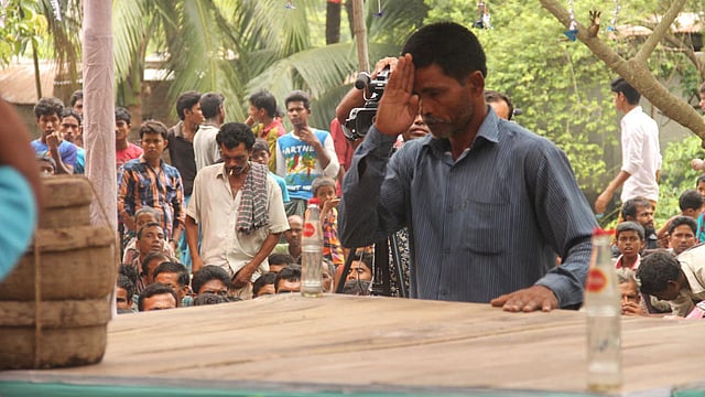মঞ্চে ভক্তি প্রদর্শন করছেন এক সাপুড়ে। ছবি: তৌহিদী হাসান