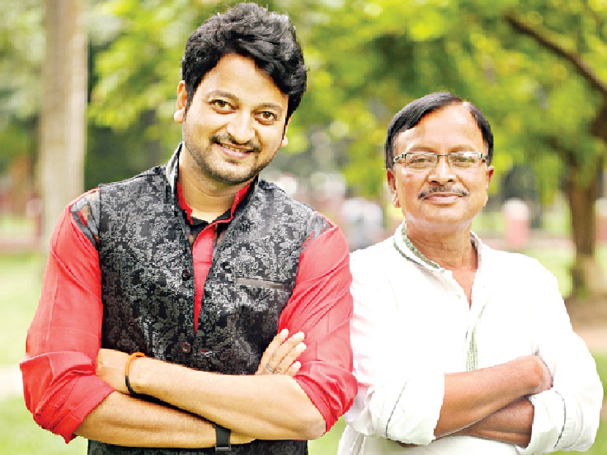 বাবার সঙ্গে সাইমন। ছবি: অধুনা