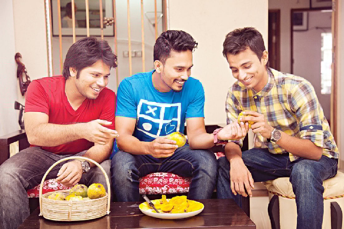 পরিবার সঙ্গে নেই তো কী হয়েছে, বন্ধুরা মিলে বাড়ি থেকে পাঠানো ফল তো একসঙ্গে খাওয়া যেতেই পারে। মডেল: তুষার, আবির ও বিজয়। ছবি: অধুন​া