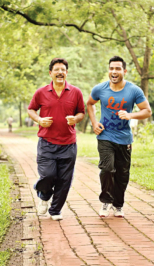 বাবার সঙ্গে সকালে হাঁটতে গেলে তাঁকে সময়ও দেওয়া হবে। তিনি খুশিও হবেন। মডেল: তপন ও সান। ছবি: সুমন ইউসুফ