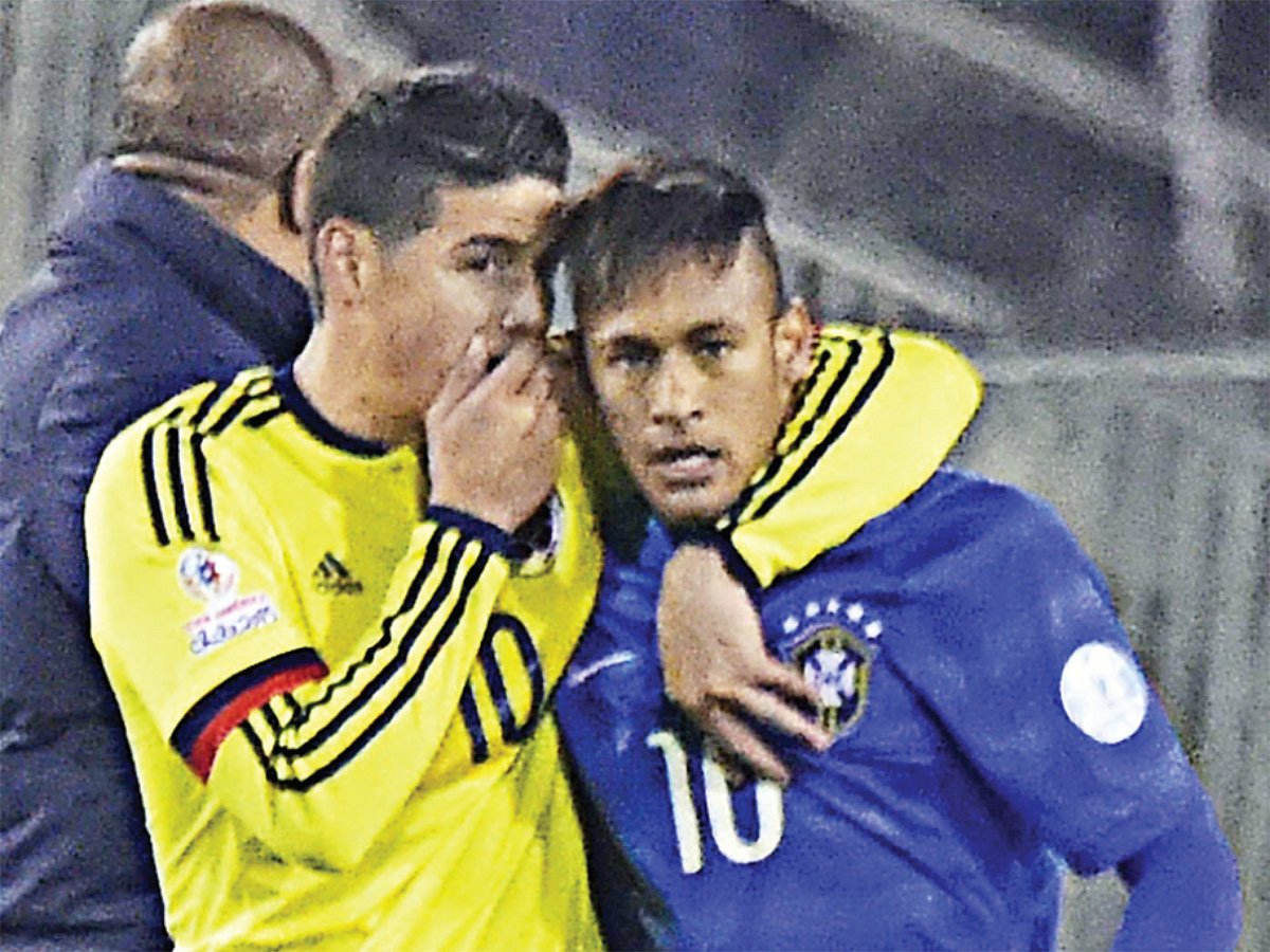 ‘মাথা গরম কোরো না। তোমার মতো প্রতিভাধর খেলোয়াড়কে মাথাটা ঠান্ডা রাখতে হবে’—ম্যাচ শেষে নেইমারকে বলছিলেন কলম্বিয়ার হামেস রদ্রিগেজ। কথাটা মন দিয়ে শোনার আগেই অবশ্য প্রতিপক্ষ এক খেলোয়াড়কে তাক করে বল মেরেছেন, তা নিয়ে হয়েছে হুলুস্থুল। মাঠ থেকে বেরোনোর সময় লাল কার্ডও দেখতে হয়েছে ব্রাজিল অধিনায়ককে। কাল কোপা আমেরিকার ম্যাচে l এএফপি