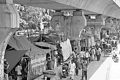 নগর ভবনের পাশেই রাজধানীর মেয়র হানিফ ফ্লাইওভারের নিচে জায়গা দখল করে গড়ে ওঠা ভাতের হোটেল l ছবি: প্রথম আলো