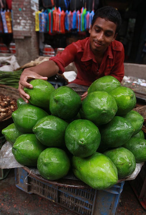 রাজধানীর কারওয়ান বাজারে বিক্রি হচ্ছে পেঁপে। এটি পাওয়া যায় বছরজুড়ে। ছবি: জাহিদুল করিম