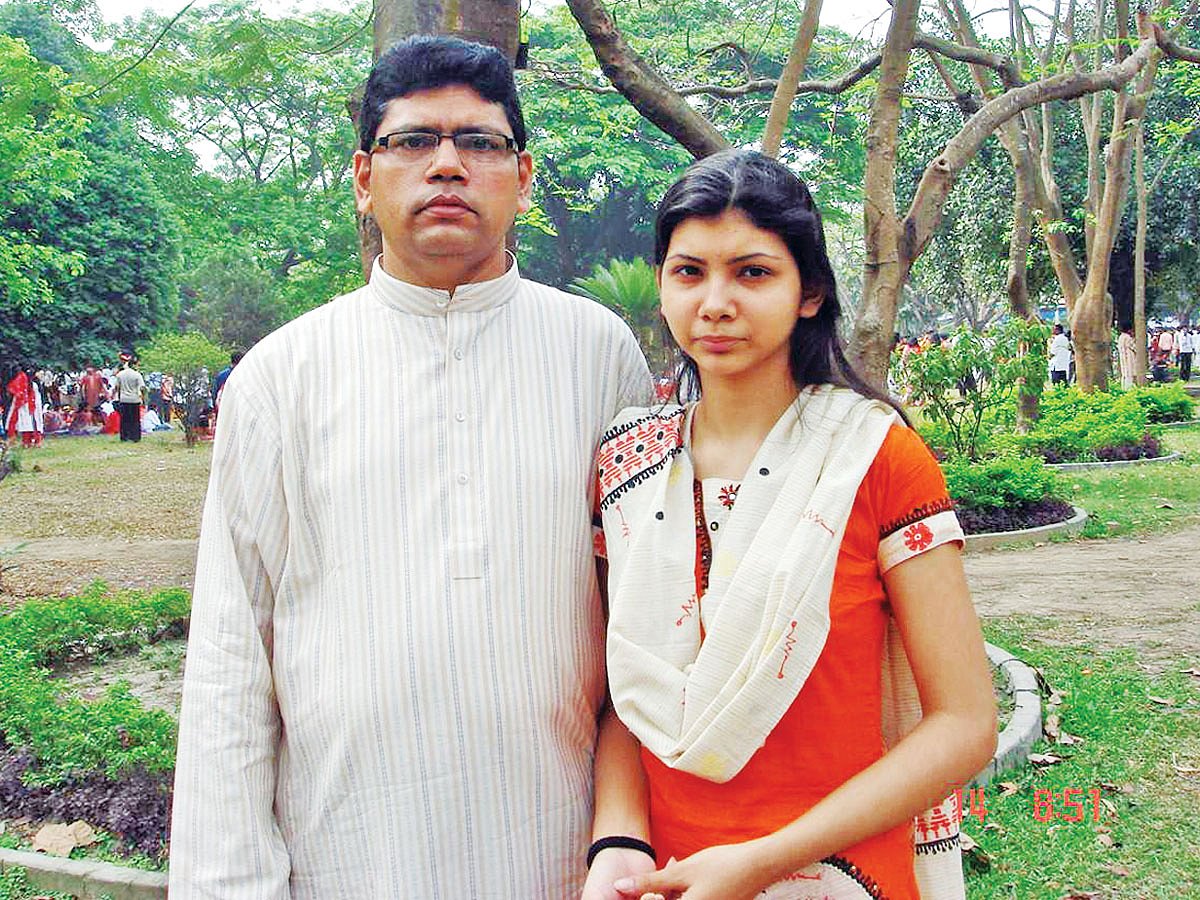 বাবা অধ্যাপক লুৎফুল কবীরের সঙ্গে চিকিৎসক ফারহাত লামিসা কবীর l ছবি: প্রথম আলো