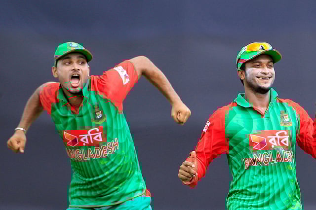 উইকেট পেয়েছেন মুস্তাফিজ। কিন্তু দলের দুই সিনিয়র মাশরাফি আর সাকিবকেই মনে হলো বেশি আনন্দিত। ছবি: শামসুল হক