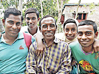 মোসলেম উদ্দিনকে ঘিরে ছেলেমেয়েরা l ছবি: প্রথম আলো