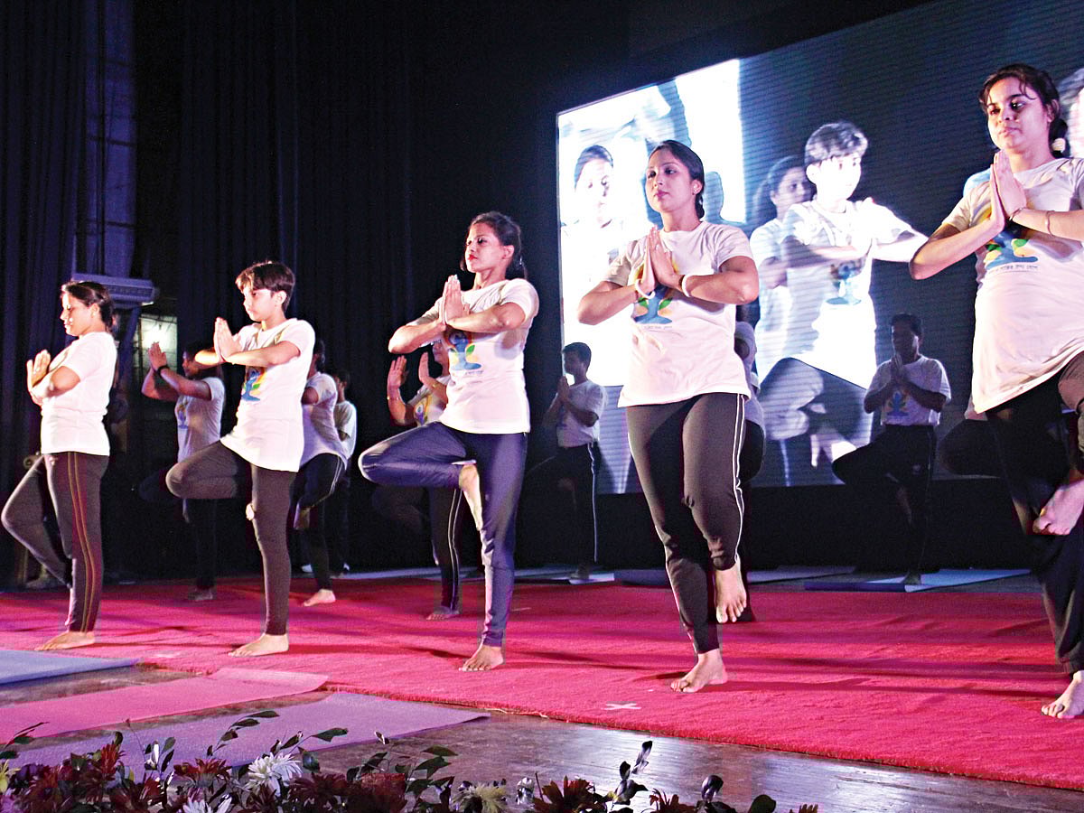 প্রথম আন্তর্জাতিক যোগ দিবস ছিল গতকাল। এ উপলক্ষে রাজধানীর জাতীয় জাদুঘরে আয়োজিত এক অনুষ্ঠানে যোগব্যায়ামের অনুশীলন করছেন কয়েকজন l প্রথম আলো