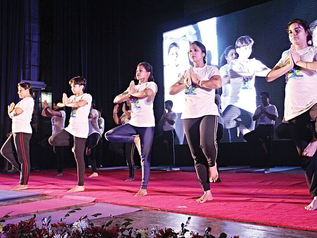 প্রথম আন্তর্জাতিক যোগ দিবস ছিল গতকাল। এ উপলক্ষে রাজধানীর জাতীয় জাদুঘরে আয়োজিত এক অনুষ্ঠানে যোগব্যায়ামের অনুশীলন করছেন কয়েকজন l প্রথম আলো