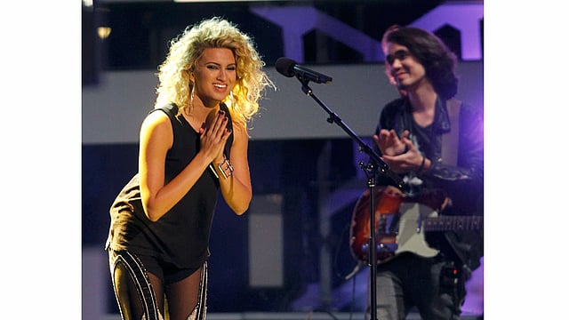 মঞ্চে গান গাওয়ার আগমুহূর্তে মার্কিন সংগীত শিল্পী টোরি কেলি। ছবি: রয়টার্স