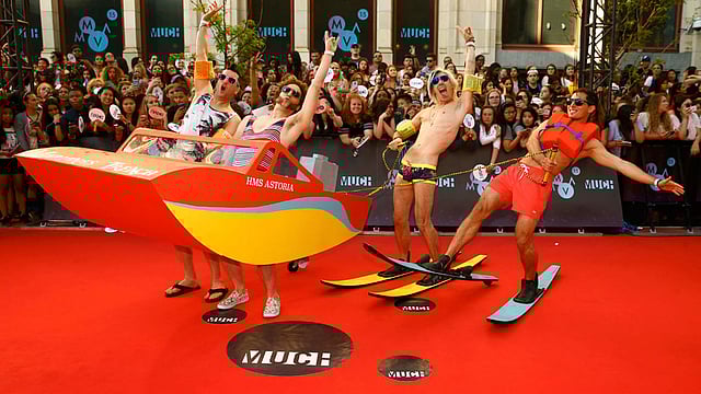 মাচমিউজিক ভিডিও অ্যাওয়ার্ডস প্রদান অনুষ্ঠানে ছবি তোলার ভঙ্গিতে ভ্যাঙ্কুভার-ভিত্তিক রক ব্যান্ড মারিয়ানাস ট্রেঞ্চের সদস্যরা। ছবি: রয়টার্স